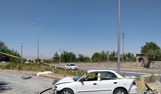 Otomobilin çarptığı yaya öldü, sürücü yaralandı