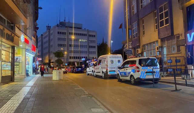 Para çekmek için gittiği ATM önünde, husumetlisinin satırlı saldırısında yaralandı