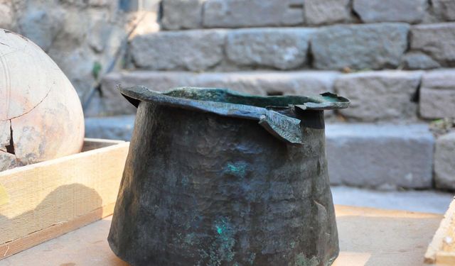 Pergamon'daki 'Mozaikli Ev'de 1400 yıllık bronz kazan bulundu / Ek fotoğraflar
