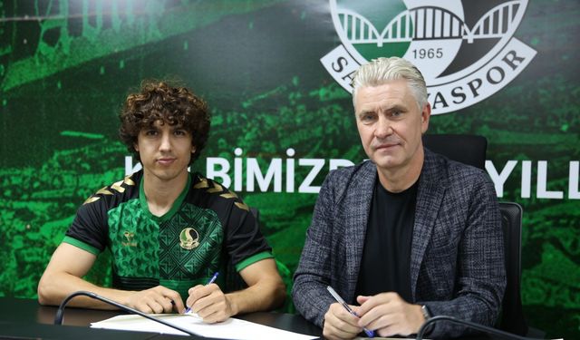 Sakaryaspor iki futbolcuya birden imza attırdı