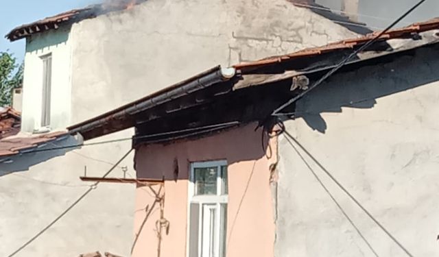 Samsun'da ahşap ev yandı