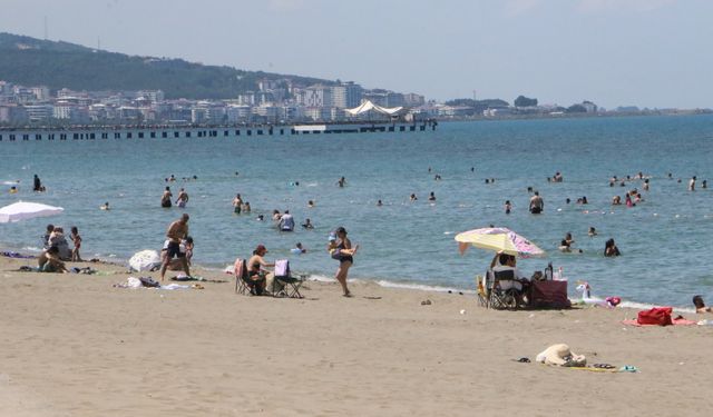 Samsun'da sıcaktan bunalanlar gölgelerde serinledi