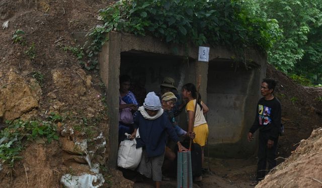 Tayland-Kamboçya sınırında çatışmalar sürüyor; 100 binden fazla kişi tahliye edildi
