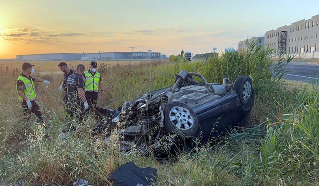 Tekirdağ’da otomobil menfeze çarparak takla attı: 2 ölü