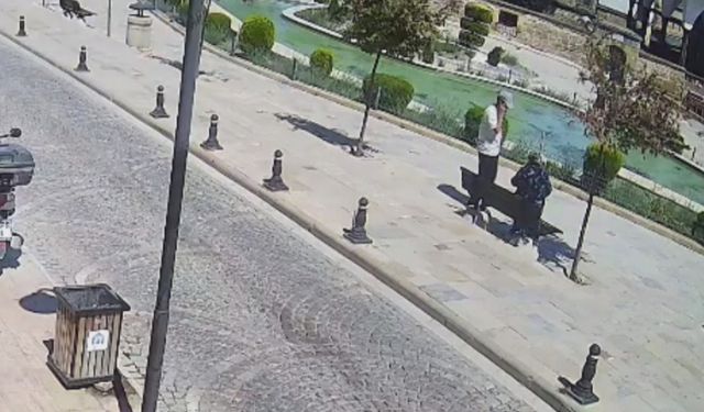 Telefon dolandırıcısı, parkta buluştuğu kadının parasını alıp kaçtı: o anlar kamerada