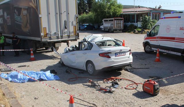 TIR'a çarpan otomobildeki baba ve 3 çocuğu öldü