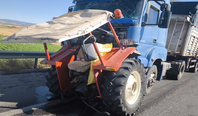 TIR’ın çarptığı traktör ikiye bölündü: 2 yaralı