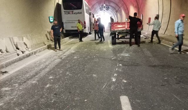 Tünelde yolcu otobüsü ile çarpışan traktörün sürücüsü yaralandı