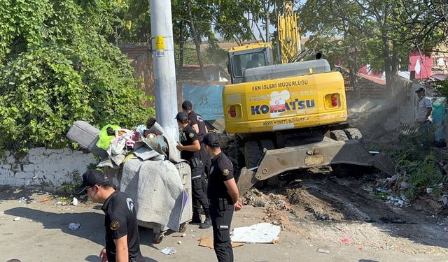 Uyuşturucu satıldığı belirlenen 7 metruk bina yıkıldı