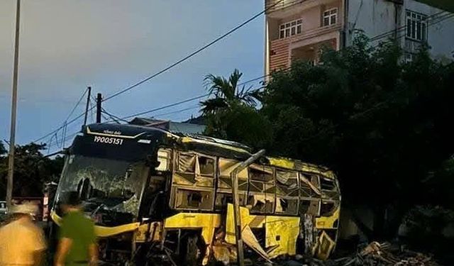 Vietnam’da otobüs devrildi: 9 ölü