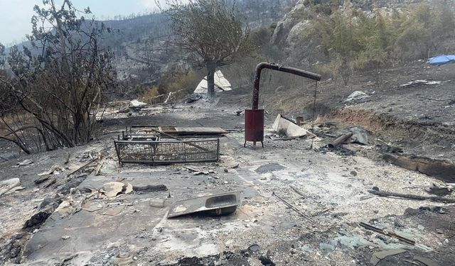 Yanan dağ evinden geriye çanak anten ile soba kaldı