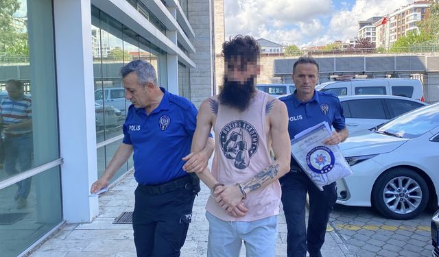 Yeğeniyle sevgili olduğu için kapısına geleni bıçakladı