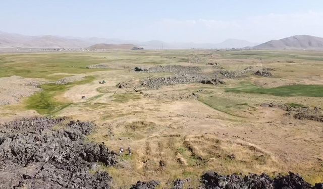 1855 yılında Tendürek Dağı'ndan akan lavların yuttuğu köyleri araştırıyorlar