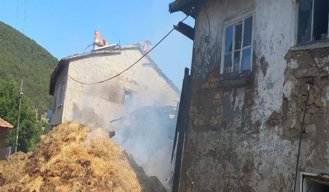 2 ev ve eklentilerinin yandığı yangına tutuklama