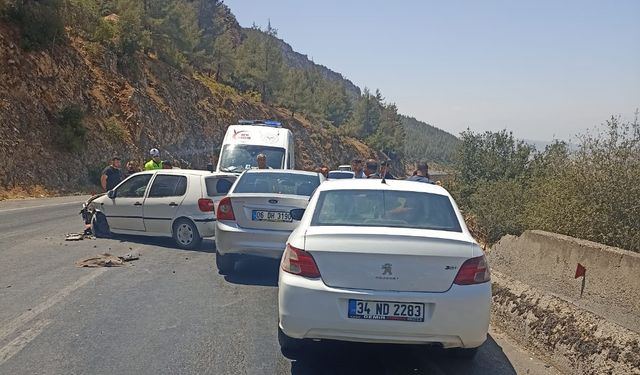 4 otomobil zincirleme kazaya karıştı: 9 yaralı