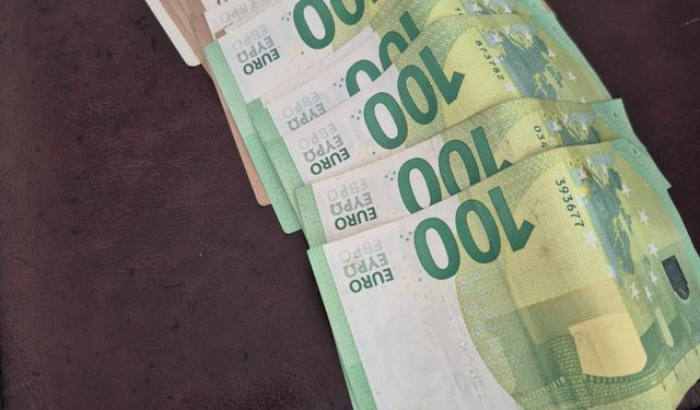 8 yaşındaki Nida Nur, bulduğu içinde 1700 avro olan cüzdanı sahibine teslim etti