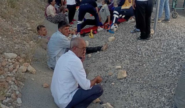 Adıyaman'da, tarım işçilerini taşıyan minibüs devrildi: 23 yaralı