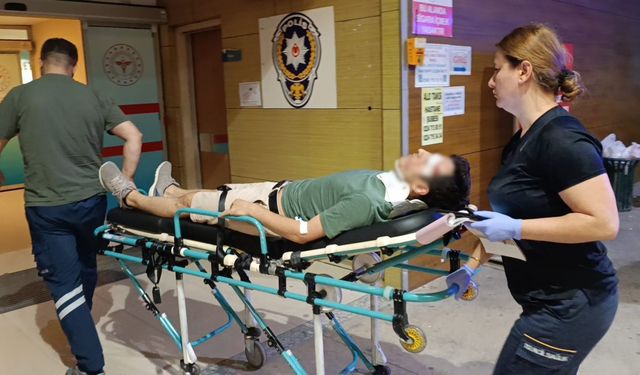 Alkollü sürücünün kullandığı hafif ticari araç ile otomobil çarpıştı: 3 yaralı