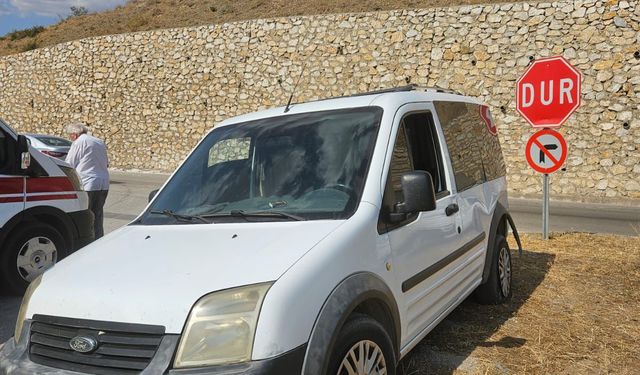 Alkollü sürücünün kullandığı hafif ticari araç ile otomobil çarpıştı; 5 yaralı