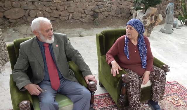 Atatürk'e benzeyen sesi ile tanınan emekli postacı, Onuncu Yıl Nutku'nu okuyup, Zafer Bayramı'nı kutladı
