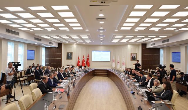 Bakan Işıkhan: Uzlaşı zemininde toplu sözleşme görüşmelerimizi sürdüreceğiz