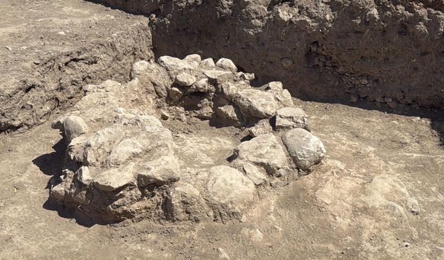 Beçin Kalesi'nde 3 bin yıllık kremasyon mezarlar bulundu