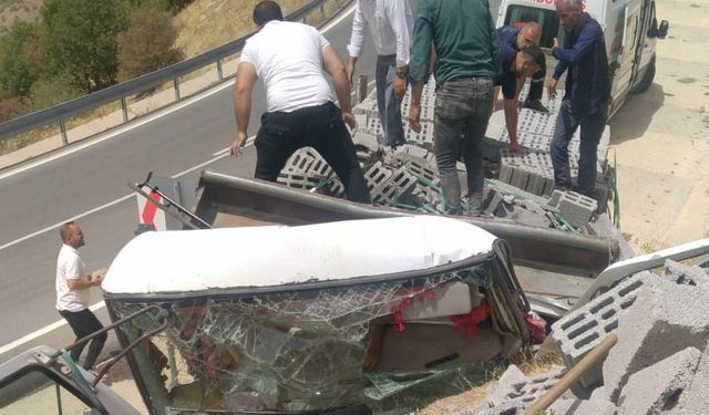 Bitlis'te devrilen kamyonun şoförü öldü
