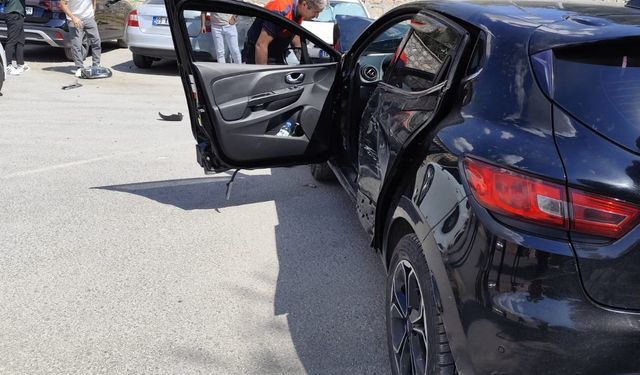 Bitlis'te iki otomobil çarpıştı: 5'i çocuk, 10 yaralı