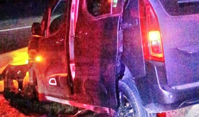Bursa'da otomobil ile hafif ticari araç çarpıştı; 3 yaralı