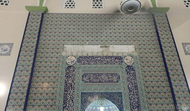 Camide duvardan kopan sıva ve tuğla parçaları üzerlerine düştü: 1 ölü, 1 yaralı