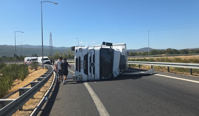 Çay yüklü TIR devrildi, otoyol kavşağı 3 saat trafiğe kapandı