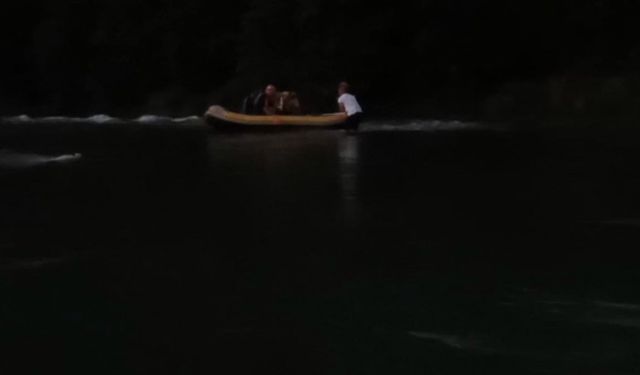 Çayda avlanırken mahsur kalan 2 balıkçı kurtarıldı; o anlar kamerada