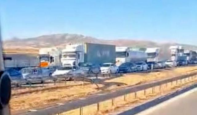 Devrilen TIR’ın şoförü yaralandı, yolda uzun araç kuyruğu oluştu