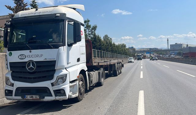 Dilovası'nda TIR'daki profiller yola düştü; İstanbul istikameti ulaşıma kapandı