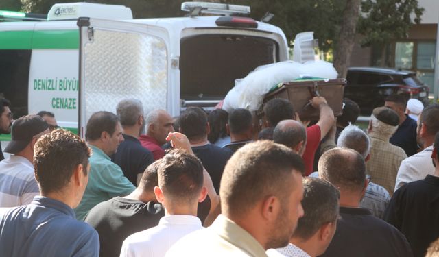 Doğum günü kutlaması dönüşü kazada ölen nişanlı çift toprağa verildi