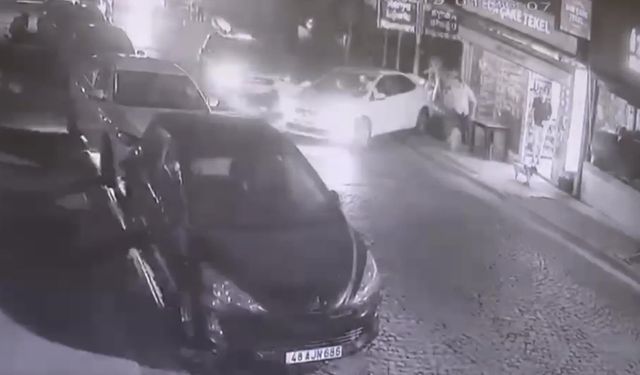 Ehliyetsiz ve alkollü sürücü, otomobille kaldırıma ve araçlara çarptı; kaza kamerada