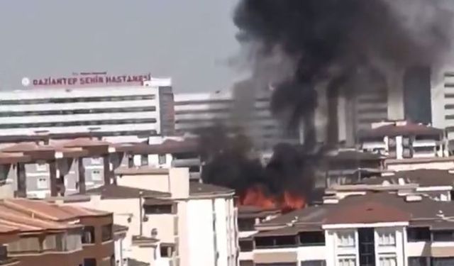 Gaziantep'te apartmanın çatı katı yandı