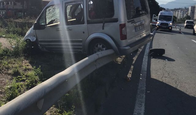 Hafif ticari araç bariyerlere çarptı: 2 yaralı