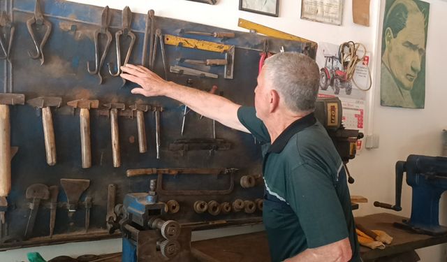 İş yeri yıkılan depremzede, 60 yıllık mesleğini prefabrik dükkanda sürdürüyor