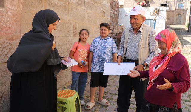 İşitme engelli çift, ürettikleri ürünleri yazdıkları kağıtlarla turistlere satıyor / Ek fotoğraflar