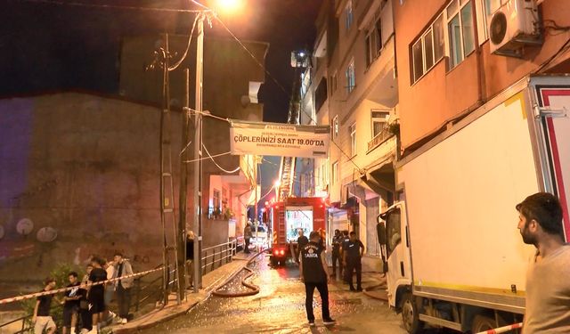 İstanbul - Beyoğlu'nda yangın çıkan dairedeki tüp patladı, mahalle halkı sokağa döküldü