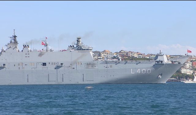 İstanbul - Cumhurbaşkanı Erdoğan, Mavi Vatan Boğaz geçişinde gemileri selamladı