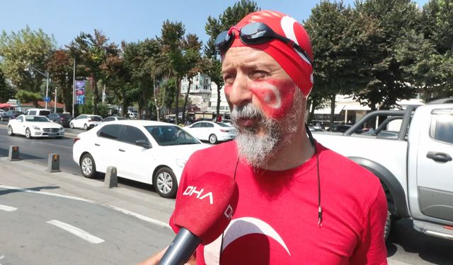 İstanbul-Gazze için İstanbul Boğazı'nda 50 metrelik flama açıldı