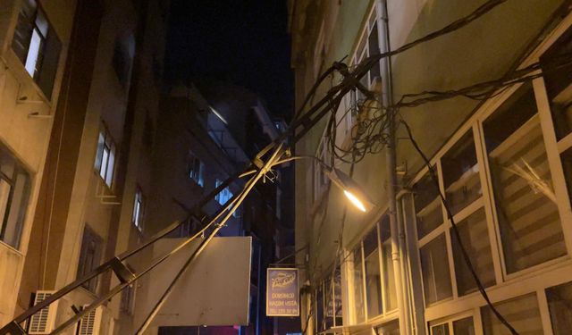 İstanbul -Kağıthane'de TIR kablolara takıldı; aydınlatma direği binaya yaslandı