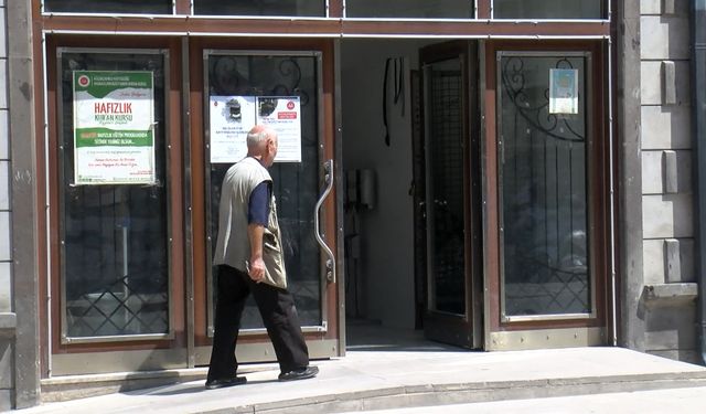 İstanbul - Küçükçekmece'de caminin kapısının camlarını kıran kadın gözaltına alındı