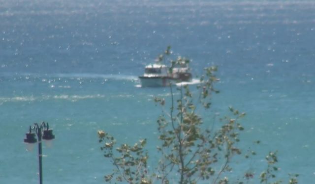 İstanbul - Silivri'de motor arızası sebebiyle sürüklenen tekneyi Sahil Güvenlik ekipleri kurtardı