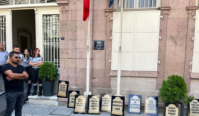 İzmir'de, kooperatif mağdurlarından 'mezar taşı' dövizli eylem