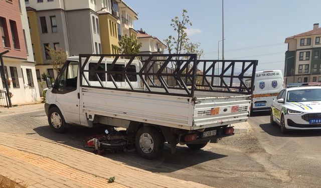 Kamyonet ile motosiklet çarpıştı; 1 yaralı, ehliyetsiz sürücü gözaltında