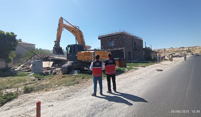 Kapadokya'da kaçak yapılan otel ile restoran yıkıldı