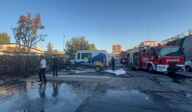 Kayseri'de belediyeye ait temizlik şefliğinde çıkan yangında 8 araç hasar gördü